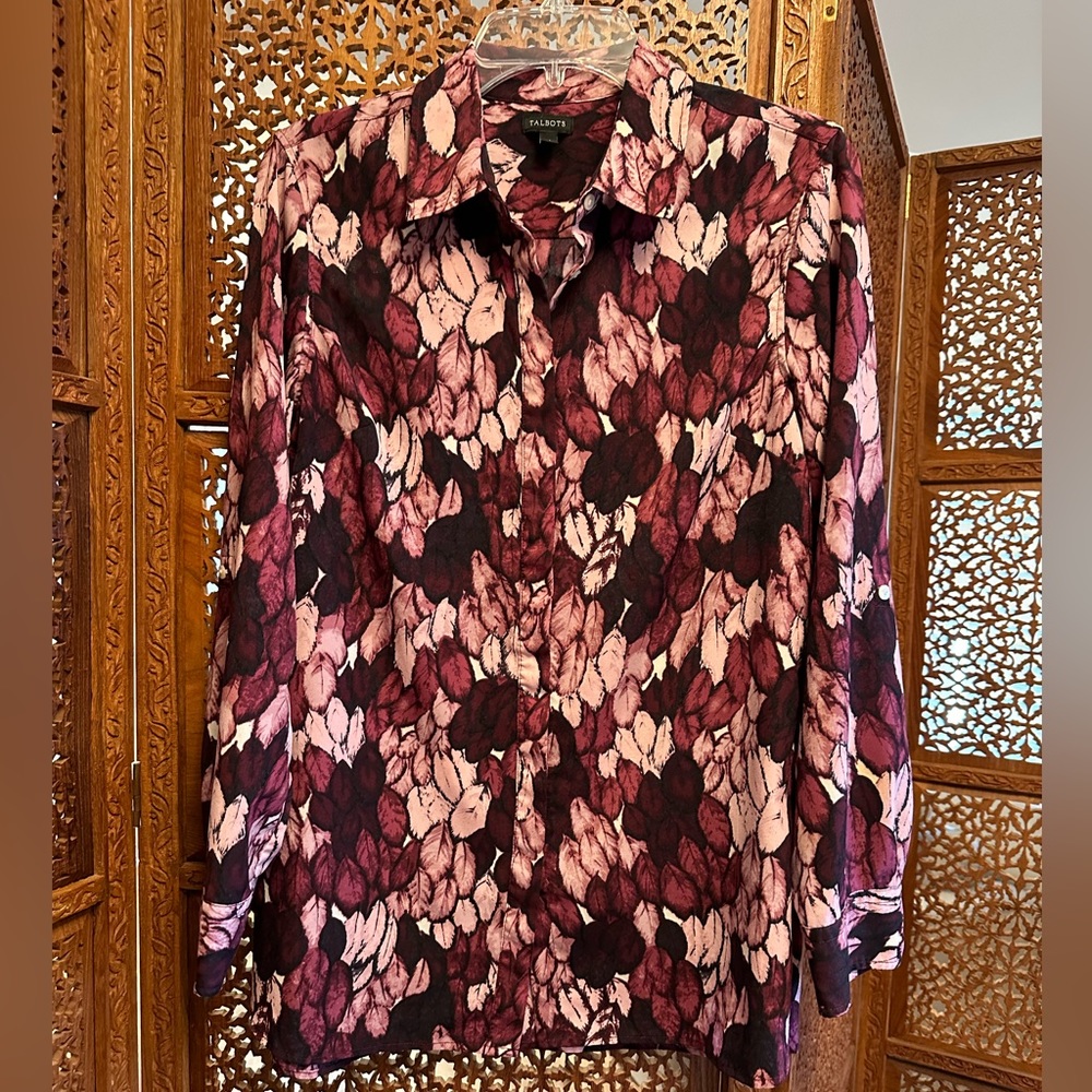 🚺 Talbots purple leaf patterned top